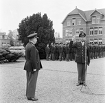 128452 Afbeelding van de beëdiging van eerste luitenant J. Kamberg op het paradeveld van de Kromhoutkazerne (Prins ...